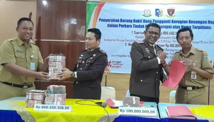 Kejari Demak Serahkan Uang Pengganti Kerugian Negara Sebesar Rp 906 Juta dari Kasus Korupsi