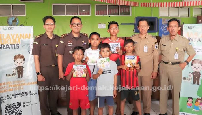 Kejaksaan Negeri Demak Salurkan Bantuan Buku melalui Program MAS JALI CINTA BACA