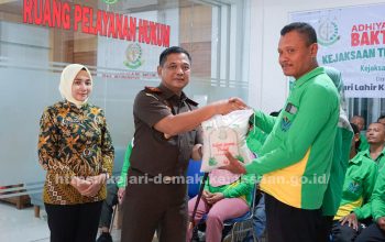 Kejaksaan Tinggi Jawa Tengah Bersama Kejaksaan Negeri Demak Gelar Bakti Sosial bagi Tenaga Lapangan Dinas Lingkungan Hidup
