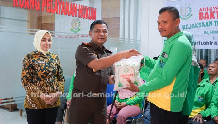 Kejaksaan Tinggi Jawa Tengah Bersama Kejaksaan Negeri Demak Gelar Bakti Sosial bagi Tenaga Lapangan Dinas Lingkungan Hidup